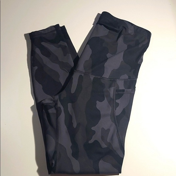 Old Navy Women's Elevate Go Dry High Waist Leggings Camo Print Size M - Picture 1 of 5